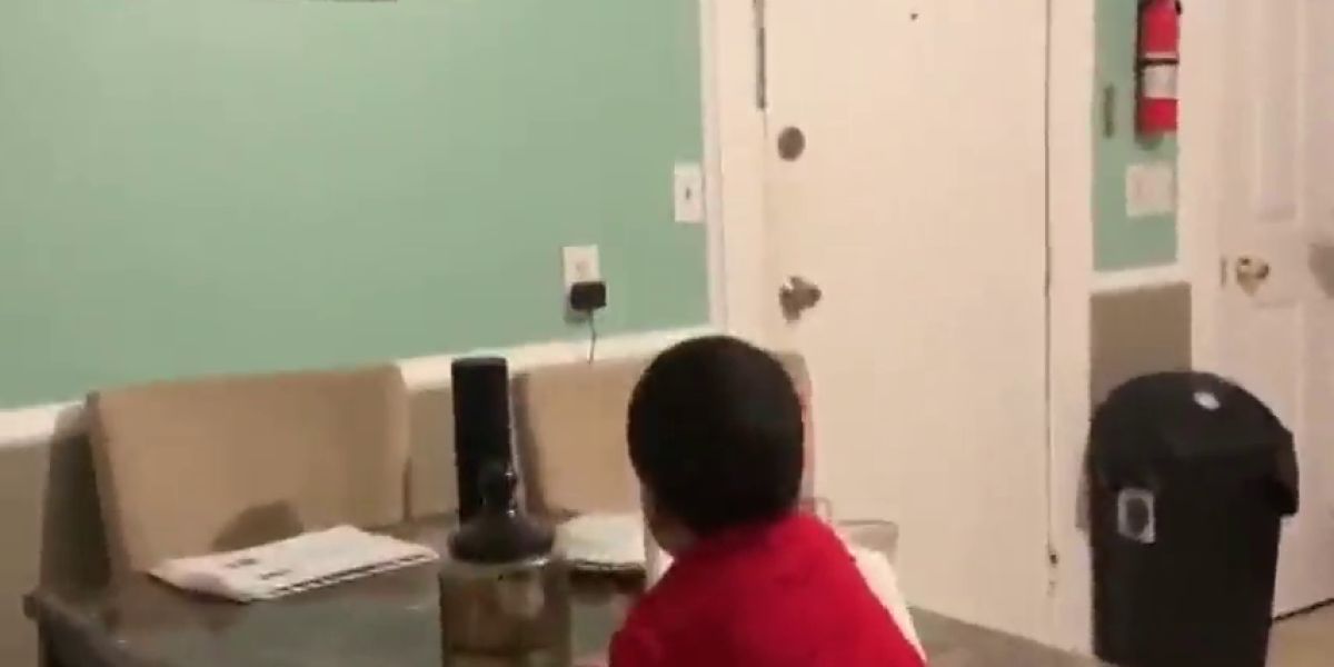 Una mujer pilla a su hijo pidiéndole ayuda a Alexa para hacer sus deberes