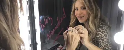 Shakira felicita la Navidad escribiendo en el espejo Shakira felicita la Navidad escribiendo en el espejo