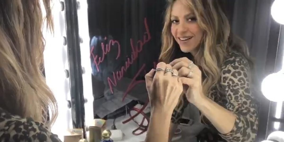 Shakira felicita la Navidad escribiendo en el espejo