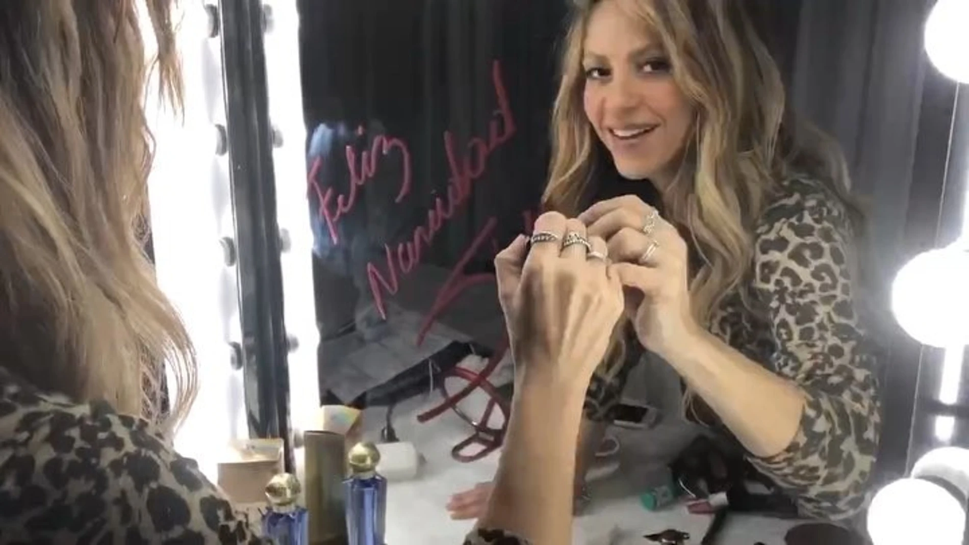Shakira felicita la Navidad escribiendo en el espejo Shakira felicita la Navidad escribiendo en el espejo