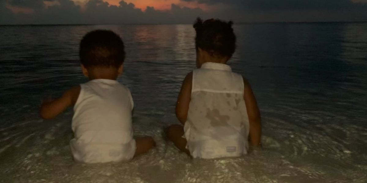 Sir y Rumi Carter frente a una puesta de sol en India