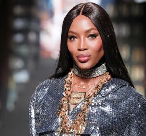 Naomi Campbell con un diseño de Moschino para H&M Naomi Campbell con un diseño de Moschino para H&M