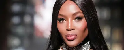 Naomi Campbell con un diseño de Moschino para H&M Naomi Campbell con un diseño de Moschino para H&M