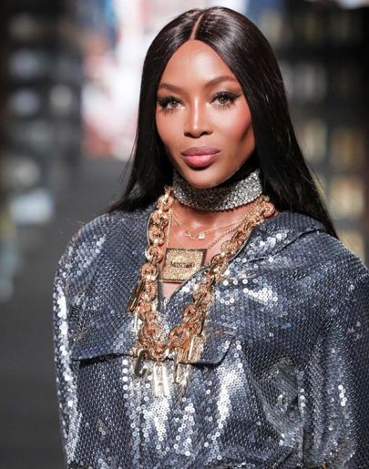 Naomi Campbell con un diseño de Moschino para H&M Naomi Campbell con un diseño de Moschino para H&M