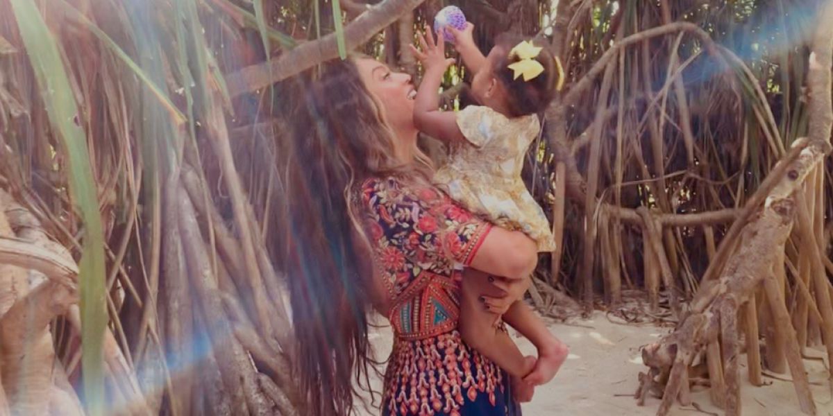 Beyoncé con su hija Rumi en brazos