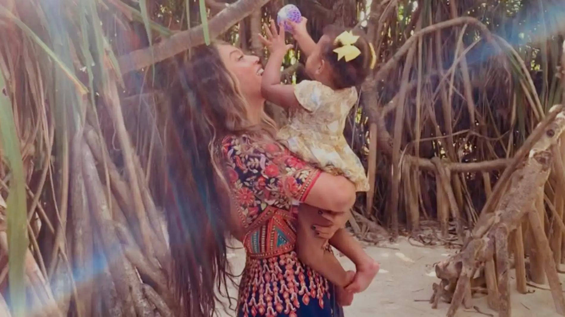 Beyoncé con su hija Rumi en brazos