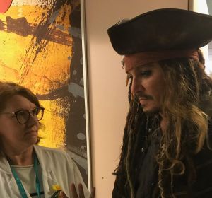 Johnny Depp visita a los niños con cáncer del Instituto Curie de París Johnny Depp visita a los niños con cáncer del Instituto Curie de París