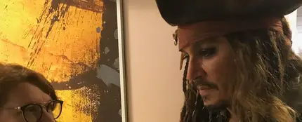 Johnny Depp visita a los niños con cáncer del Instituto Curie de París Johnny Depp visita a los niños con cáncer del Instituto Curie de París