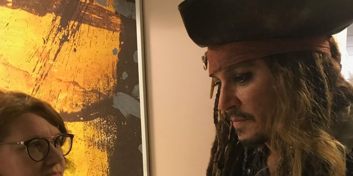 Johnny Depp visita a los niños con cáncer del Instituto Curie de París
