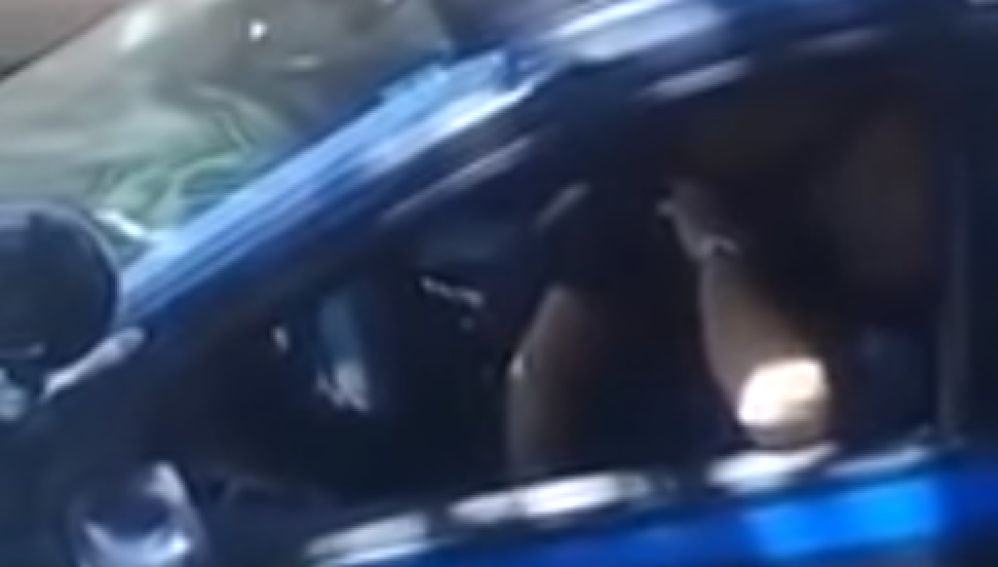 Una pareja de policías tiene sexo en el coche patrulla