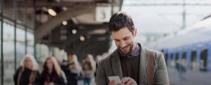 Un hombre con su tel&eacute;fono
