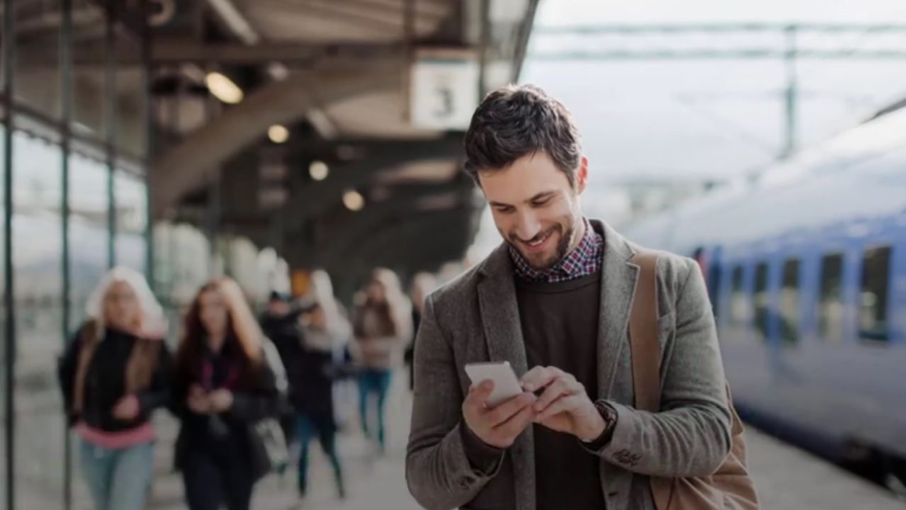 Un hombre con su teléfono Un hombre con su teléfono