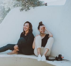 Dos amigas divirtiéndose Dos amigas divirtiéndose
