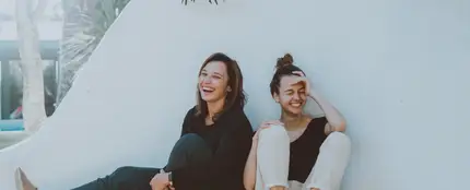 Dos amigas divirtiéndose Dos amigas divirtiéndose