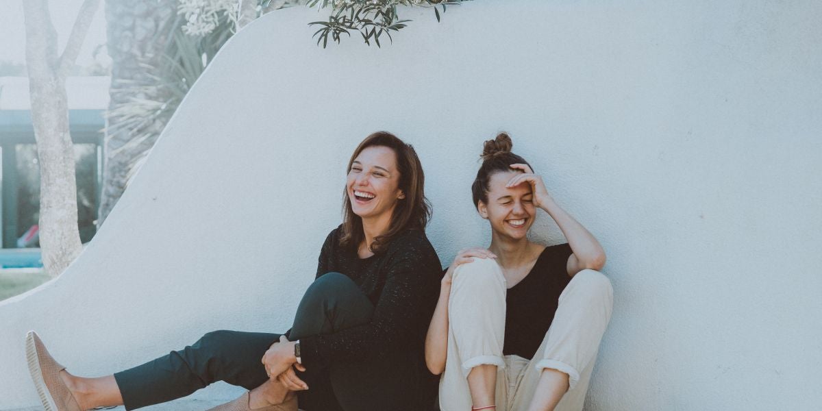 Dos amigas divirtiéndose