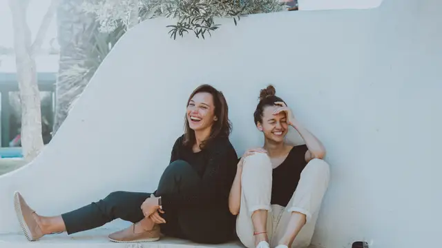Dos amigas divirtiéndose