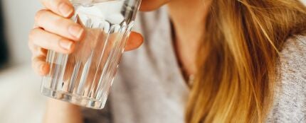 Chica bebiendo un vaso de agua