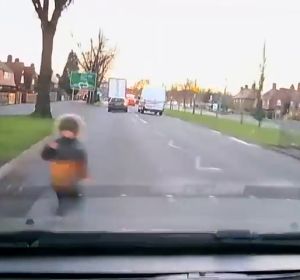 El impactante vídeo de un niño que sale ileso tras ser atropellado por dos coches El impactante vídeo de un niño que sale ileso tras ser atropellado por dos coches