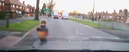 El impactante vídeo de un niño que sale ileso tras ser atropellado por dos coches