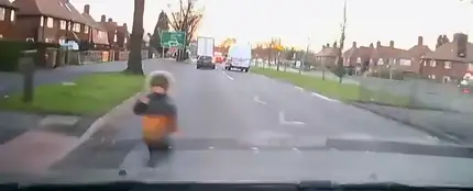 El impactante vídeo de un niño que sale ileso tras ser atropellado por dos coches El impactante vídeo de un niño que sale ileso tras ser atropellado por dos coches