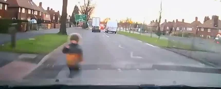 El impactante vídeo de un niño que sale ileso tras ser atropellado por dos coches El impactante vídeo de un niño que sale ileso tras ser atropellado por dos coches