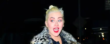 El extraño rubio que lleva ahora Christina Aguilera El extraño rubio que lleva ahora Christina Aguilera