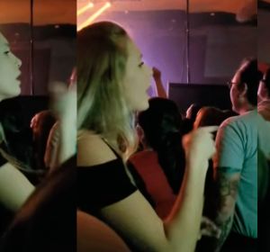 Joven traduciendo al lenguaje de signos las canciones de un concierto Joven traduciendo al lenguaje de signos las canciones de un concierto