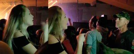 Joven traduciendo al lenguaje de signos las canciones de un concierto Joven traduciendo al lenguaje de signos las canciones de un concierto