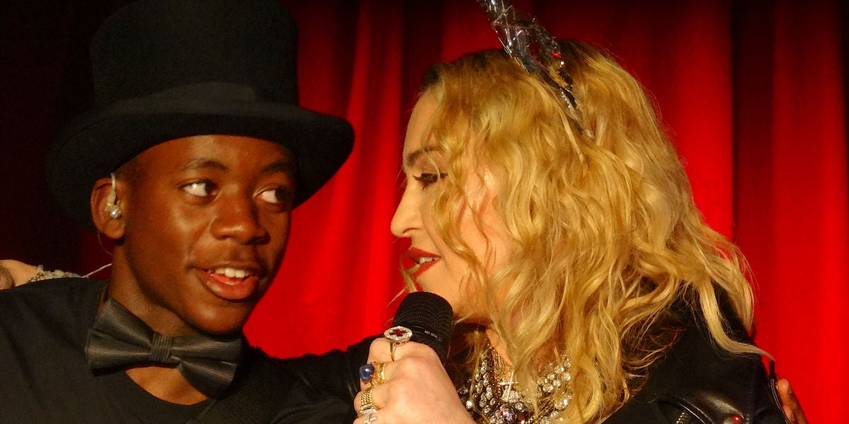 Madonna durante un concierto sorpresa junto a su hijo