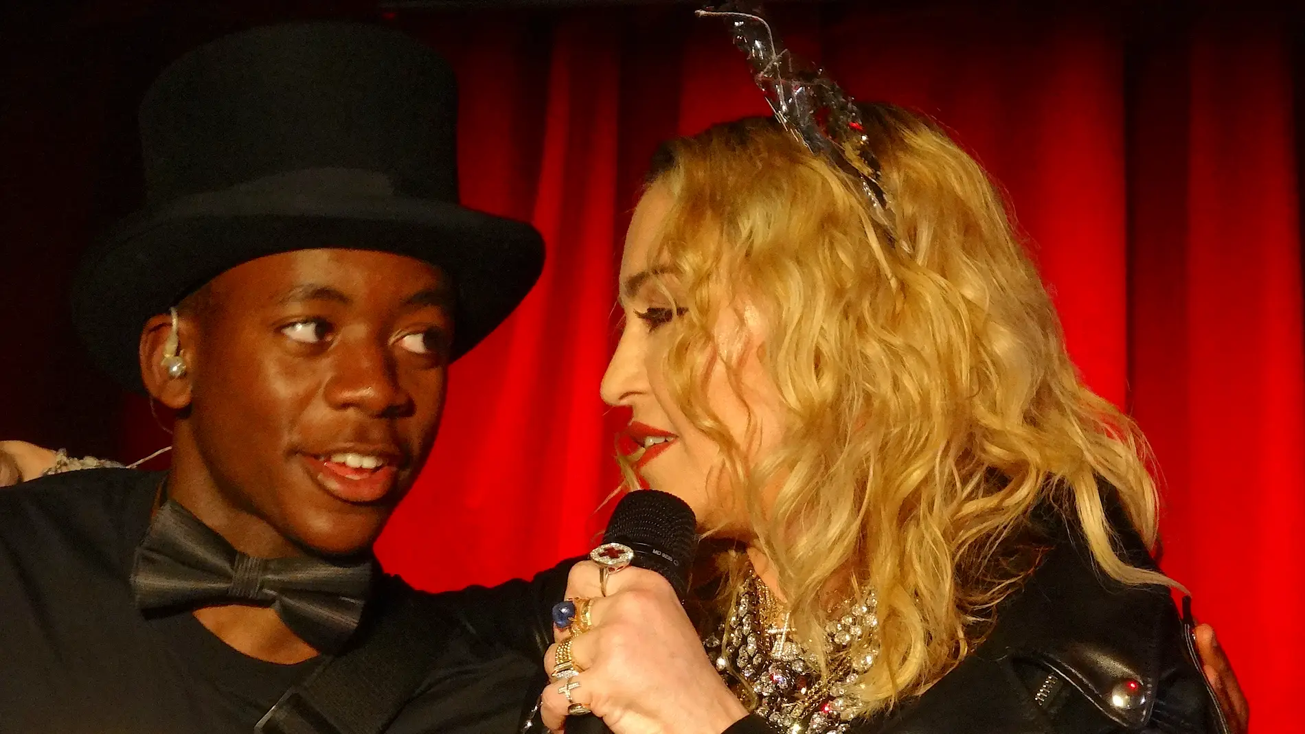 Madonna durante un concierto sorpresa junto a su hijo
