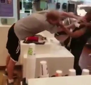 Agrede a una camarera porque no había pajitas para su bebida Agrede a una camarera porque no había pajitas para su bebida