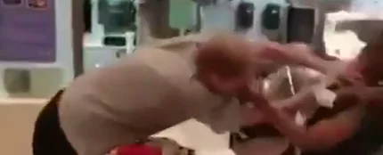 Agrede a una camarera porque no había pajitas para su bebida Agrede a una camarera porque no había pajitas para su bebida