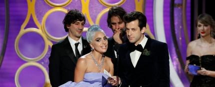 Lady Gaga recogiendo el Globo de Oro a Mejor canción