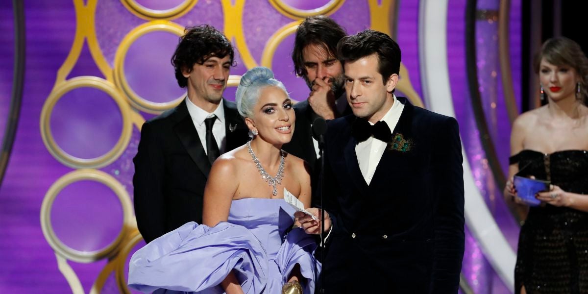 Lady Gaga recogiendo el Globo de Oro a Mejor canción