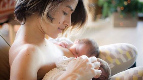 Barei dando el pecho a sus mellizos