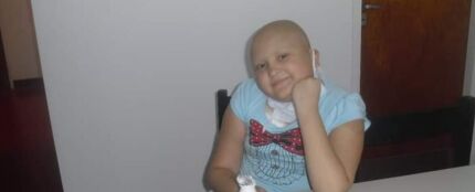 Una joven muestra su #10YearsChallenge tras superar un cáncer infantil