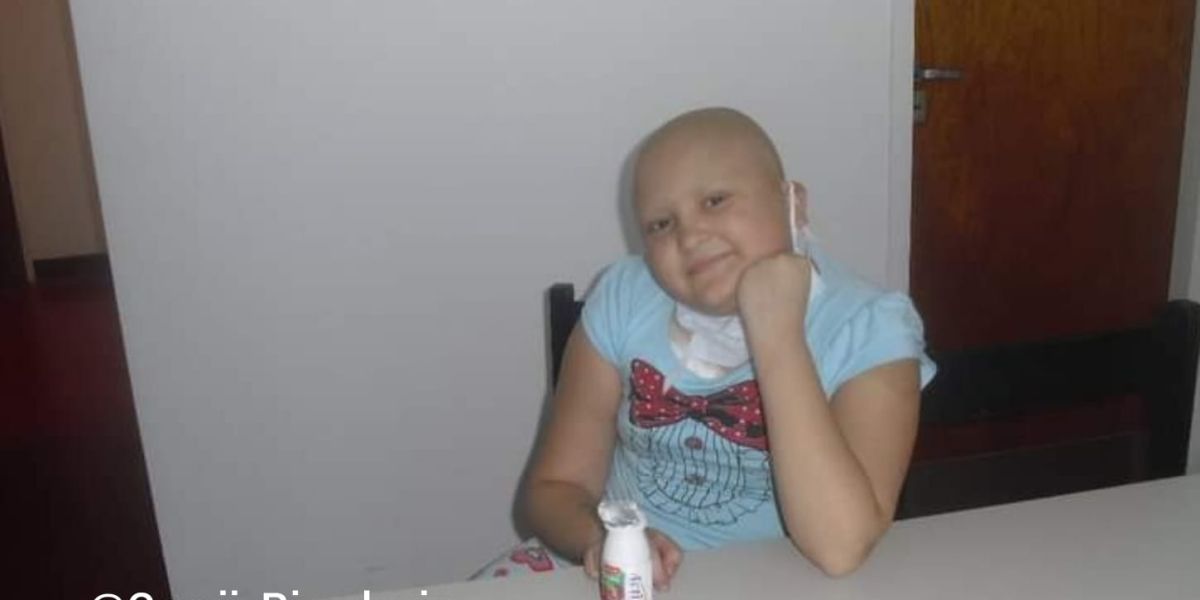 Una joven muestra su #10YearsChallenge tras superar un cáncer infantil