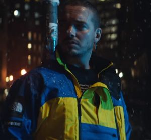 J Balvin en el videoclip de 'Bajo Cero' J Balvin en el videoclip de 'Bajo Cero'