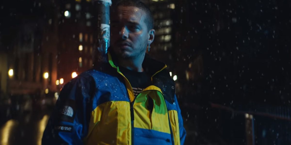 J Balvin en el videoclip de 'Bajo Cero'