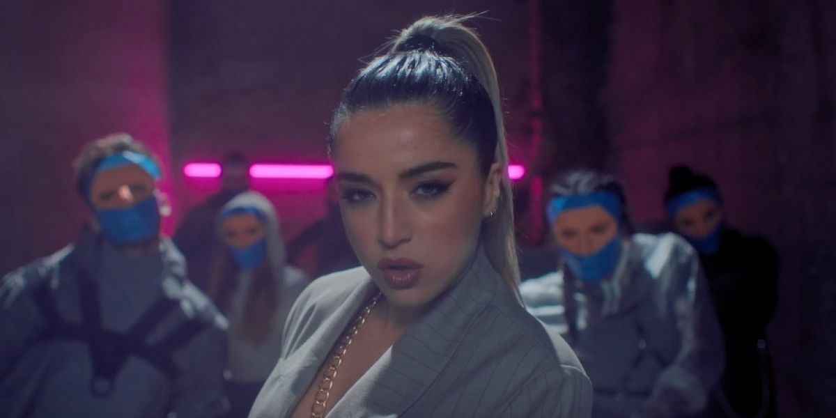 Lola Índigo en el videoclip de 'Fuerte'
