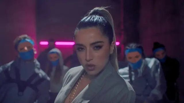 Lola Índigo en el videoclip de 'Fuerte'