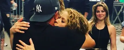 Alejandro Sanz y Shakira abrazándose Alejandro Sanz y Shakira abrazándose