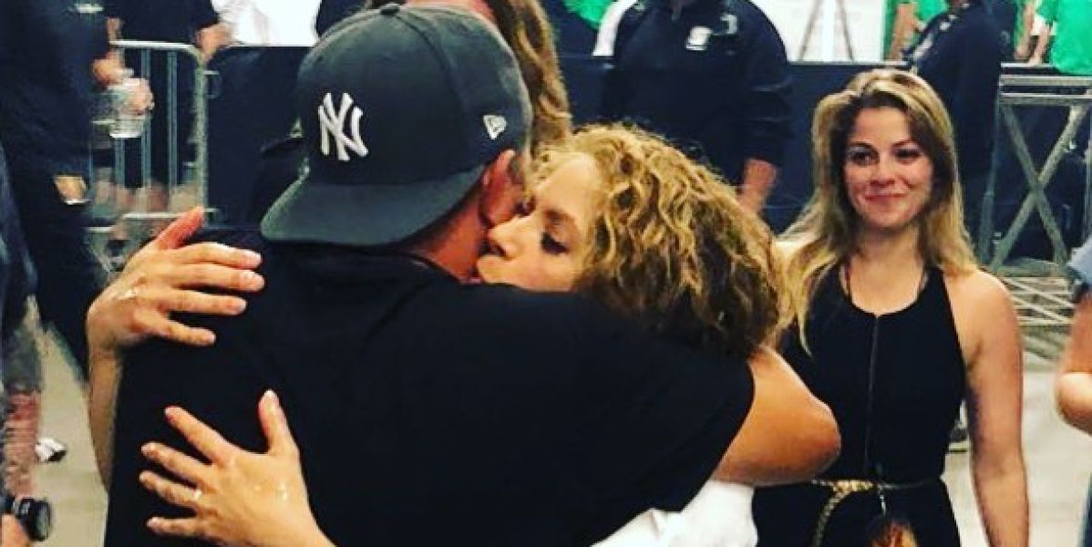 Alejandro Sanz y Shakira abrazándose