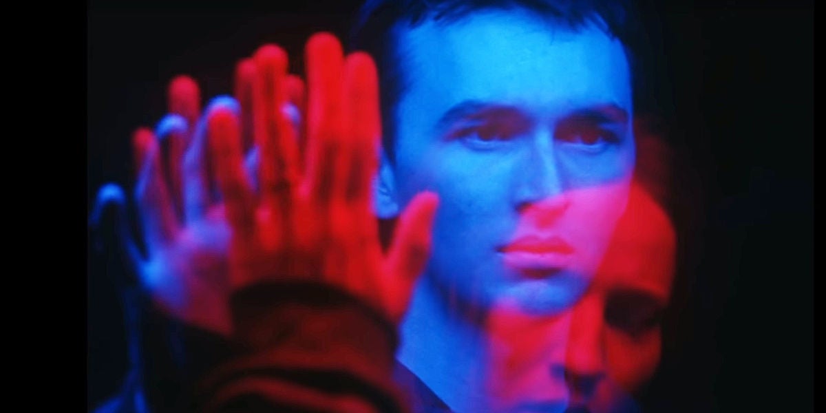Isaac Hempstead y Christa Théret protagonizan el vídeo de 'Exists' de Foals