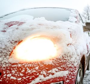 Coche en una carretera con hielo y nieve Coche en una carretera con hielo y nieve
