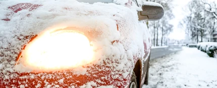Coche en una carretera con hielo y nieve Coche en una carretera con hielo y nieve