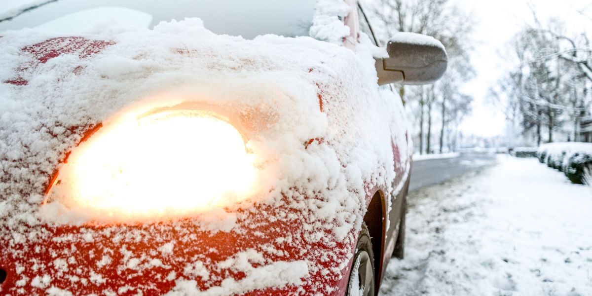 Coche en una carretera con hielo y nieve