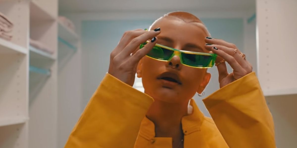 Bad Bunny nos presenta a su alter ego femenina en el videoclip de 'Caro', su nuevo tema