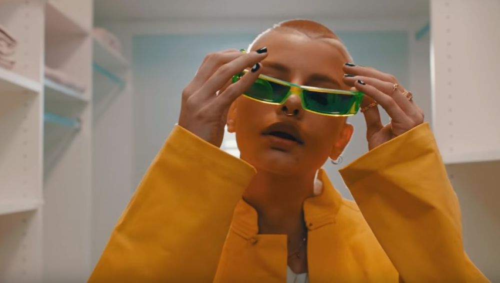 Bad Bunny nos presenta a su alter ego femenina en el videoclip de 'Caro', su nuevo tema
