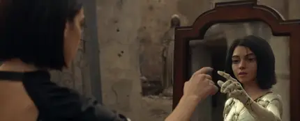 Dua Lipa en el vídeo de 'Swan Song' Dua Lipa en el vídeo de 'Swan Song'